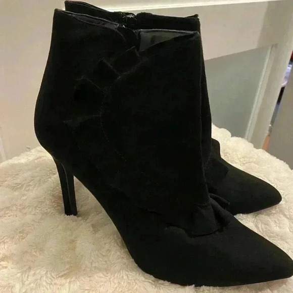 Women’s New JG Soho Black Ruffle Ankle Boot - Size 8 
🔥🔥🔥 - Picture 3 of 4